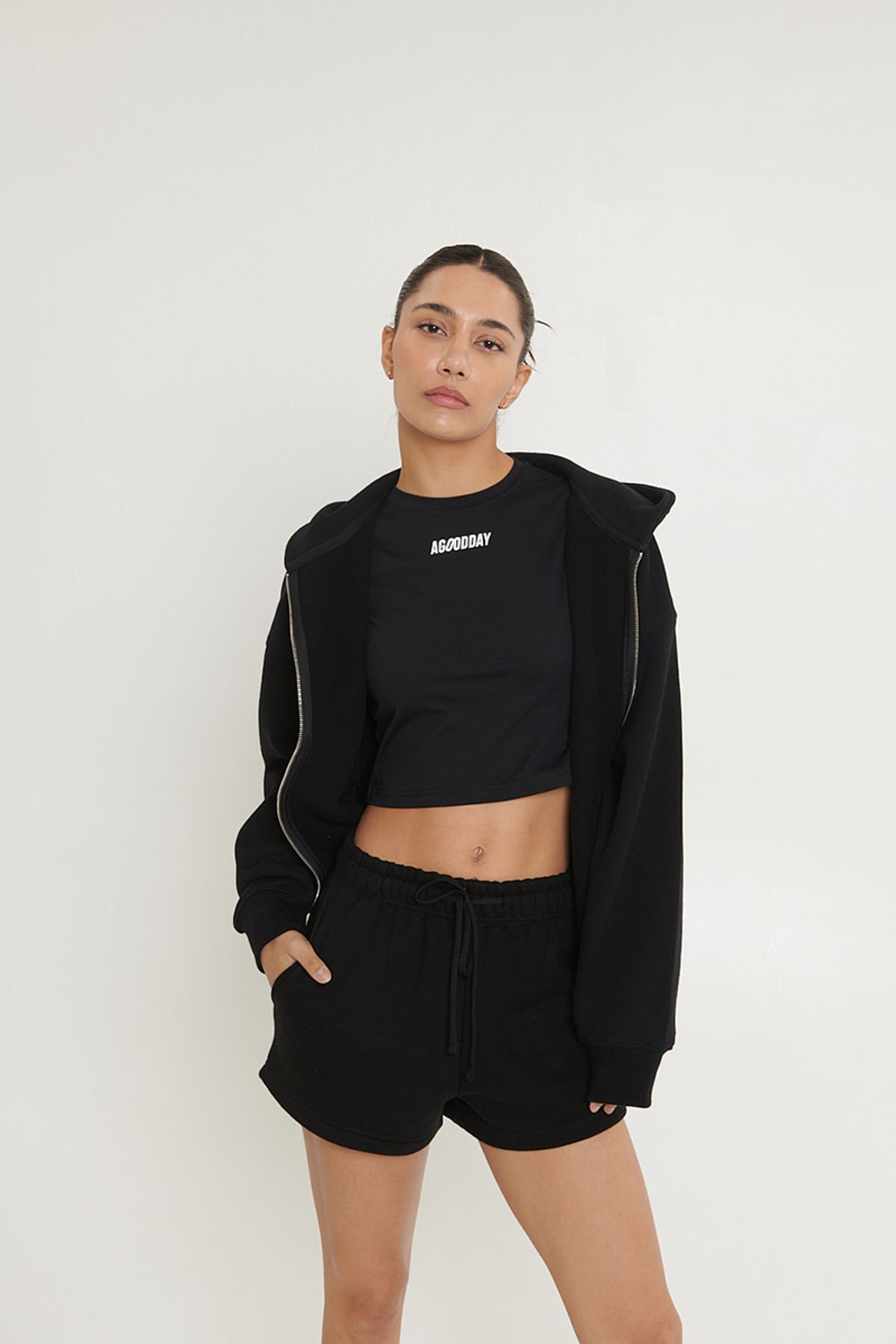 어굿데이(AGOODDAY) EMBO CROP TSHIRT (BLACK)