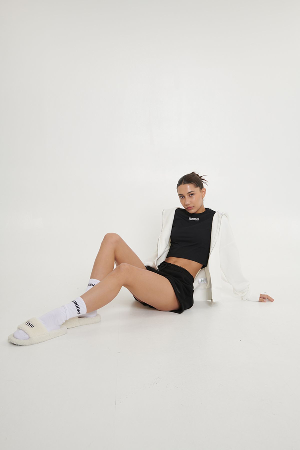 어굿데이(AGOODDAY) EMBO CROP TSHIRT (BLACK)