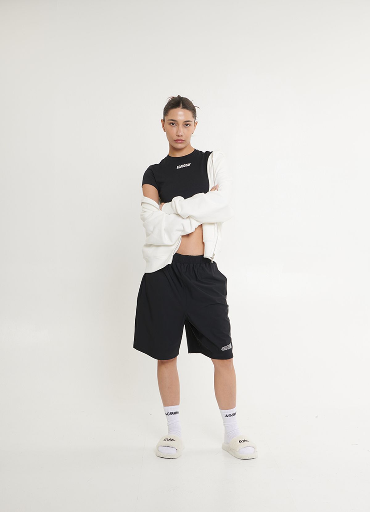 어굿데이(AGOODDAY) EMBO CROP TSHIRT (BLACK)