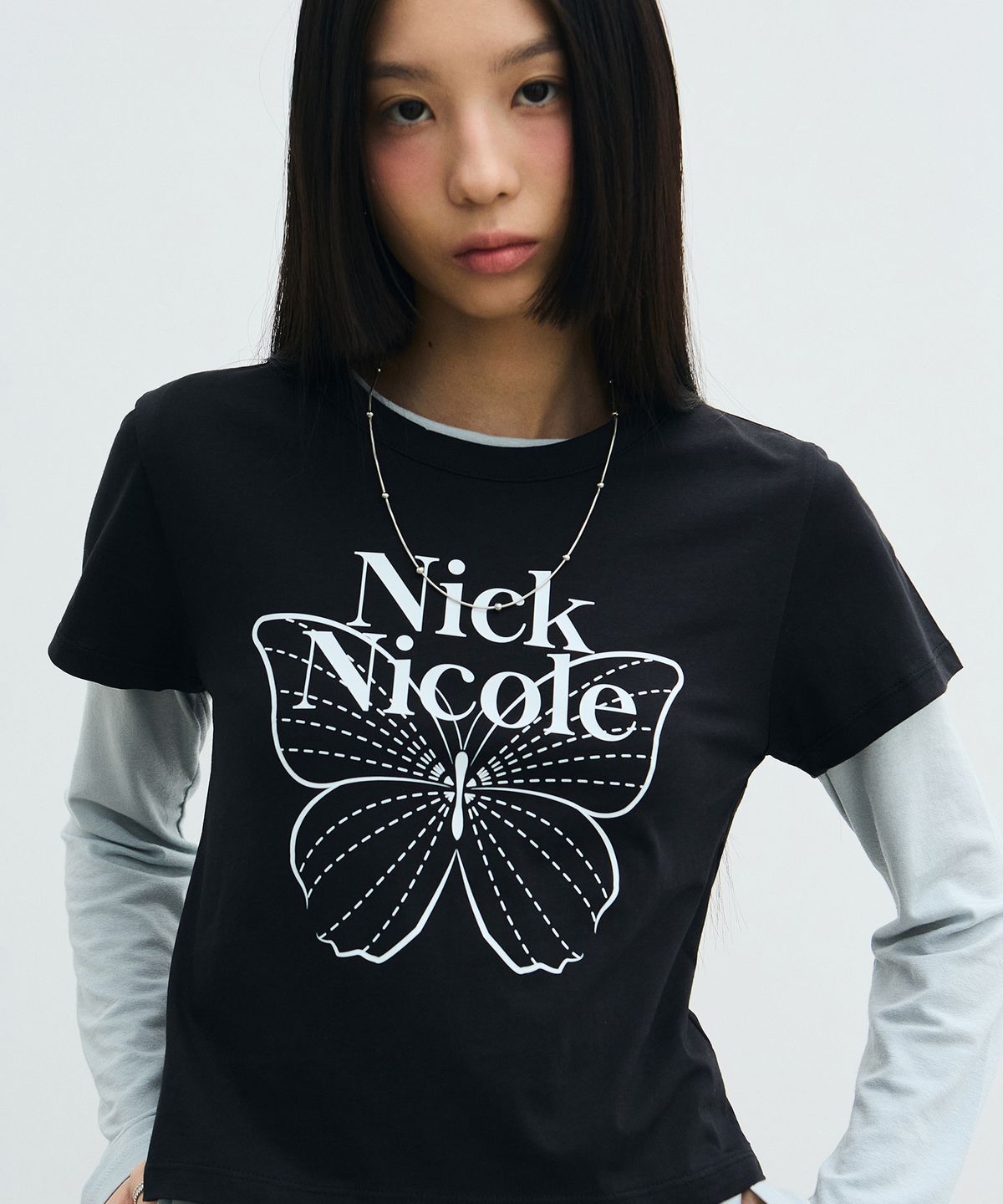 닉앤니콜(NICK&NICOLE) BUTTERFLY SIGNATURE CROP TOP_BLACK WHITE