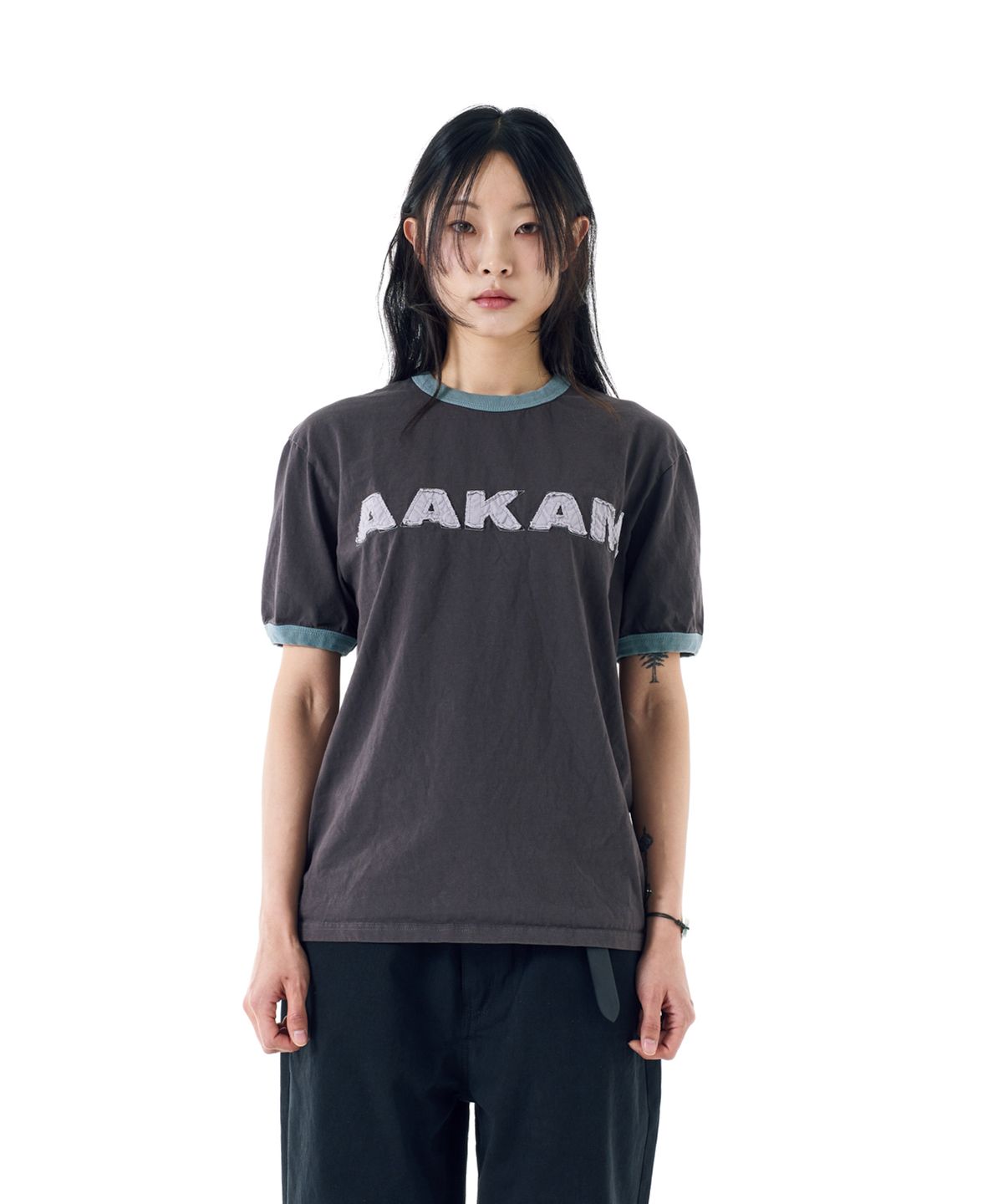 아캄(AAKAM) Logo Patch Ringer Top (Dark Gray)