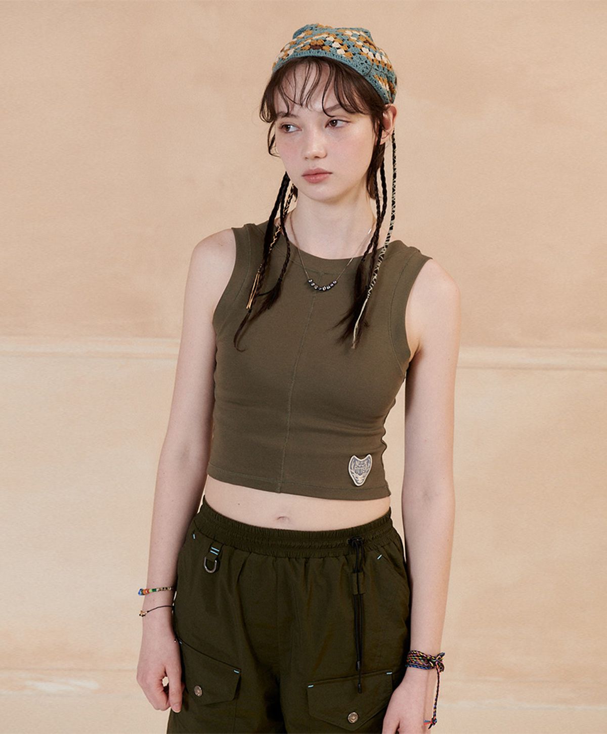 누크피터(NUUKFITTER) BACK SLIT CROP SLEEVELESS_WOMEN [KHAKI]