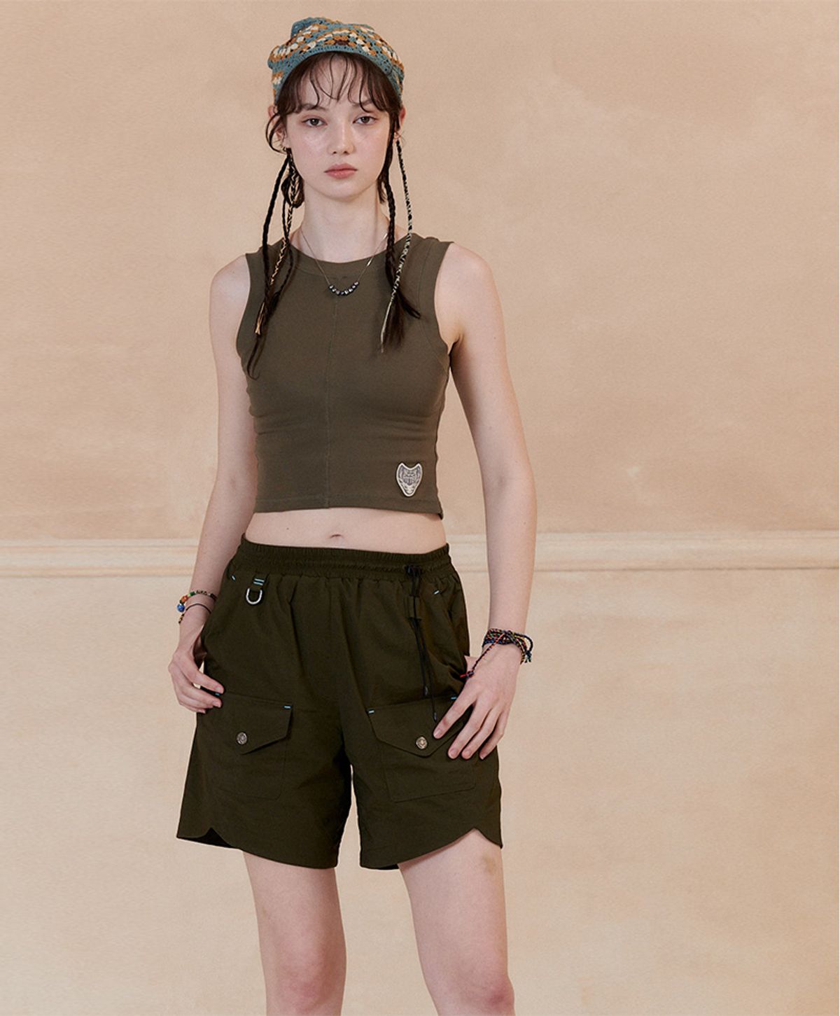 누크피터(NUUKFITTER) BACK SLIT CROP SLEEVELESS_WOMEN [KHAKI]