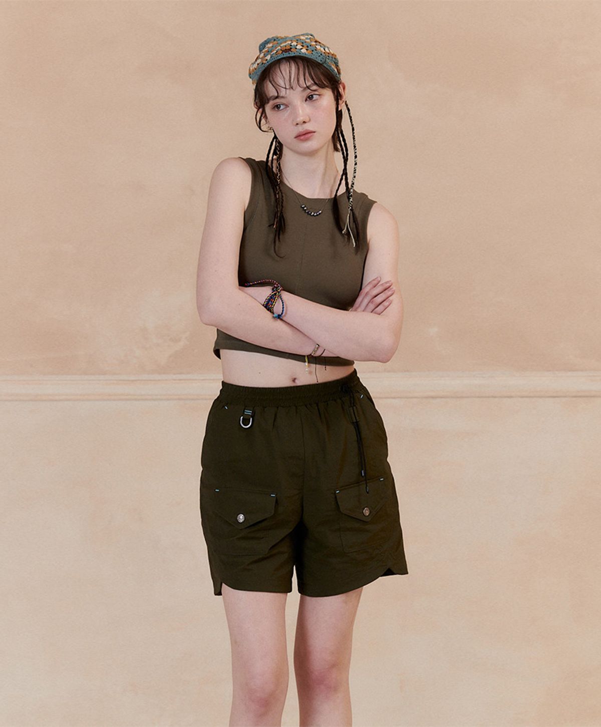 누크피터(NUUKFITTER) BACK SLIT CROP SLEEVELESS_WOMEN [KHAKI]
