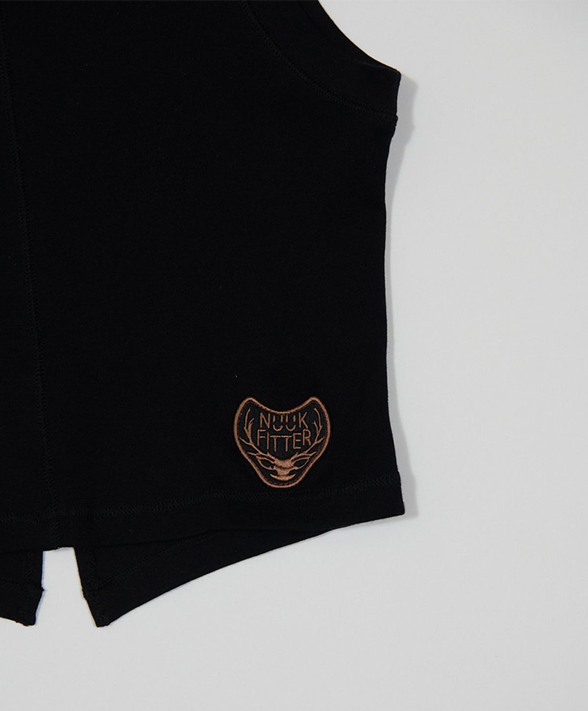 누크피터(NUUKFITTER) BACK SLIT CROP SLEEVELESS_WOMEN [BLACK]