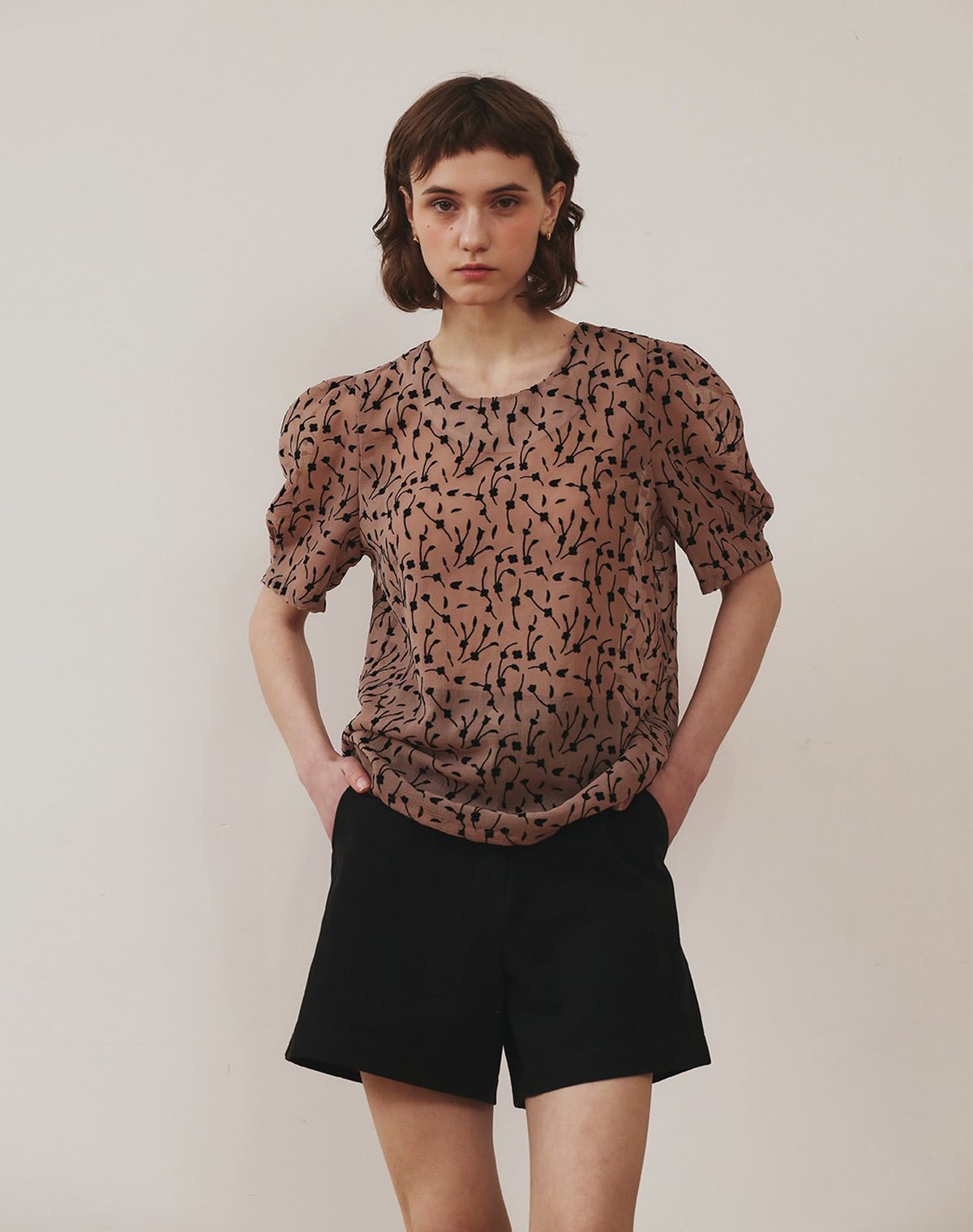 지에마르(GIEMAR) BLACK FLOWER CHIFFON BLOUSE BEIGE