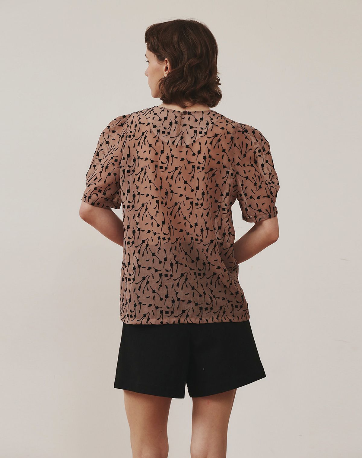 지에마르(GIEMAR) BLACK FLOWER CHIFFON BLOUSE BEIGE