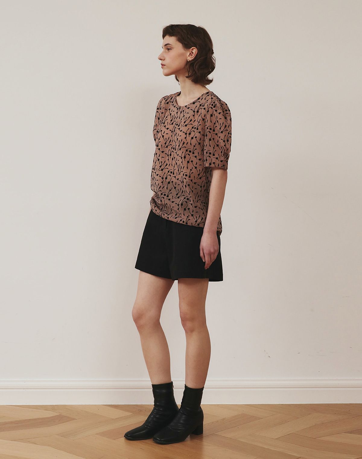지에마르(GIEMAR) BLACK FLOWER CHIFFON BLOUSE BEIGE