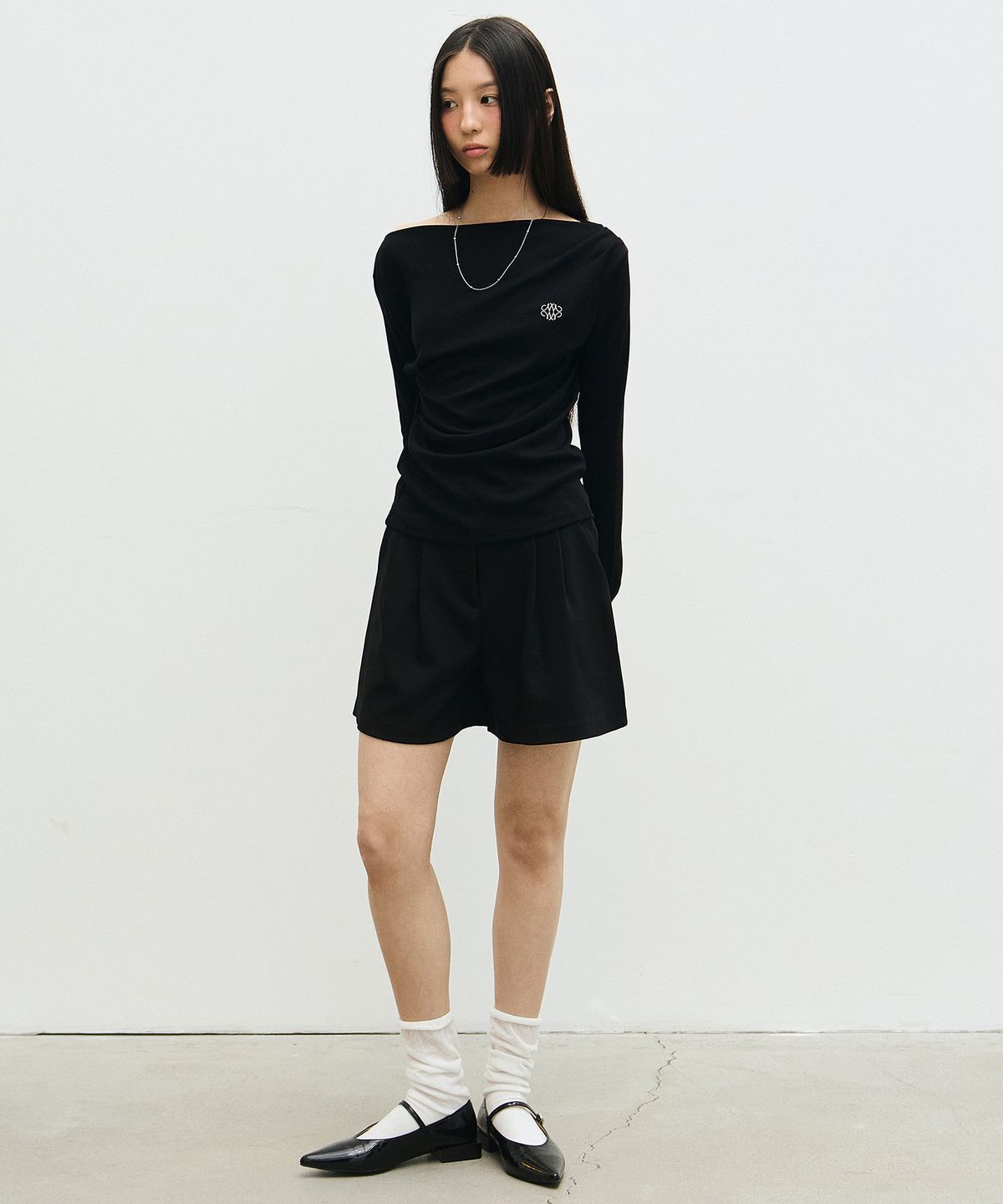 닉앤니콜(NICK&NICOLE) SHIRRING DRAPE BOAT NECK TOP_BLACK