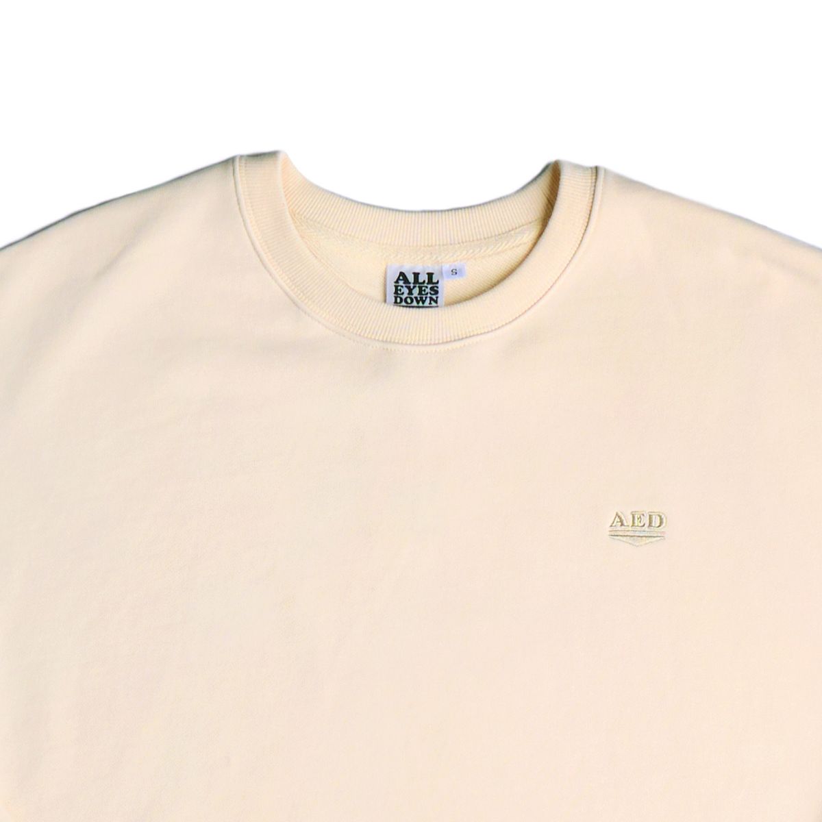 올아이즈다운(ALL EYES DOWN) LOGO EMBLEM SWEATSHIRT (IVORY)