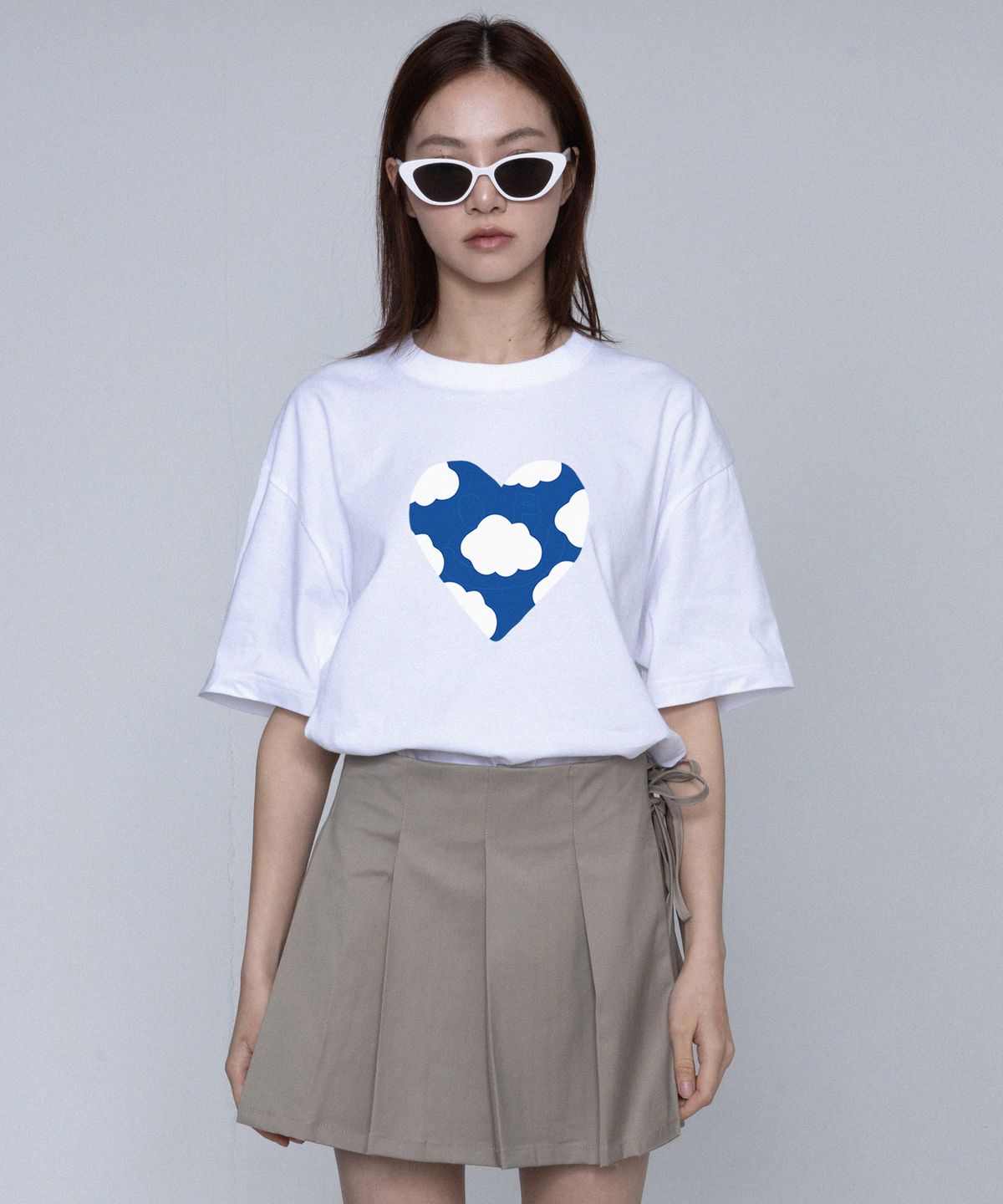 그레이버(GRAVER) [UNISEX]빅 블루 하트구름 스마일 반팔티_화이트