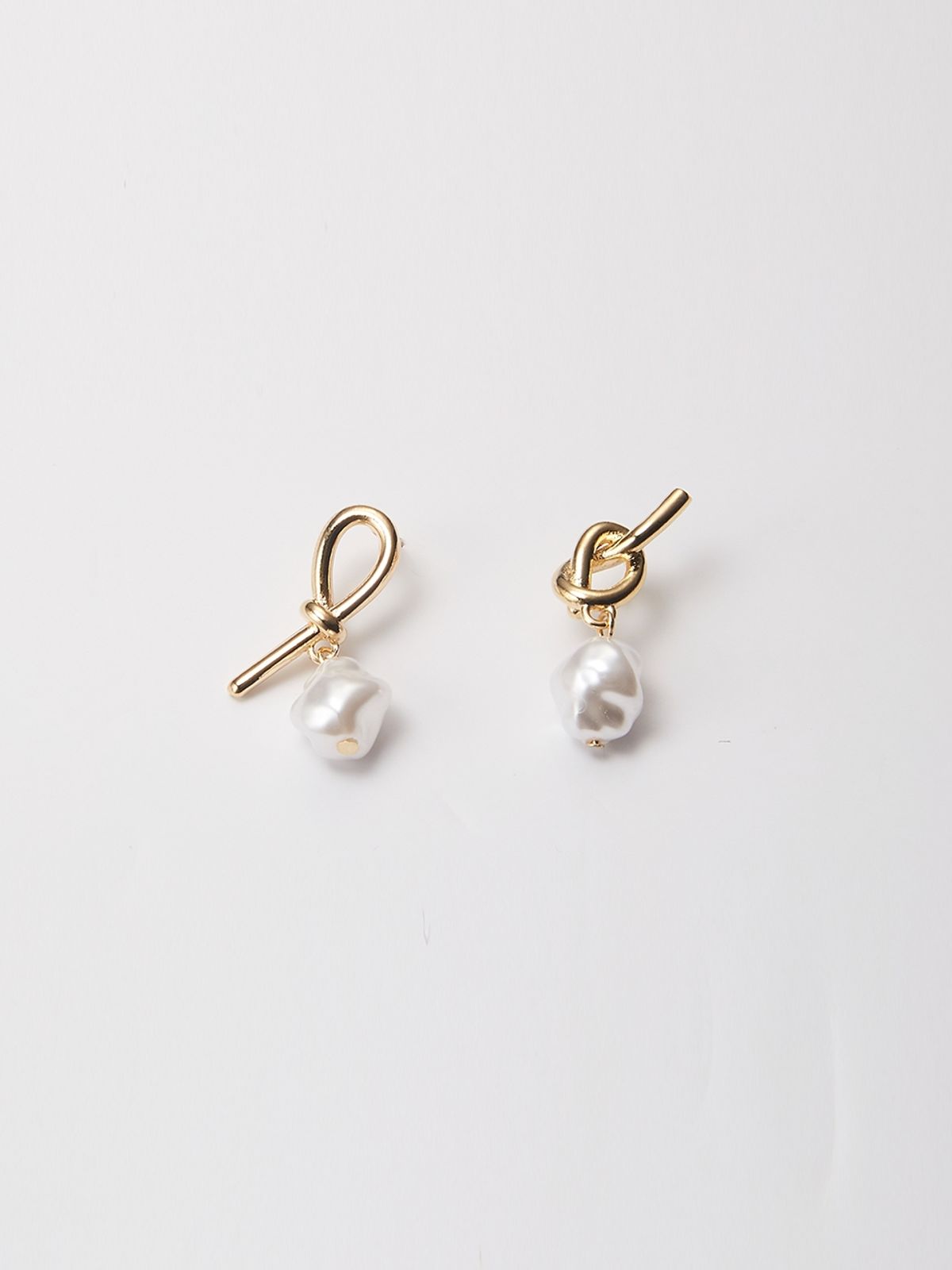 헤이(HEI) knot pearl post earring