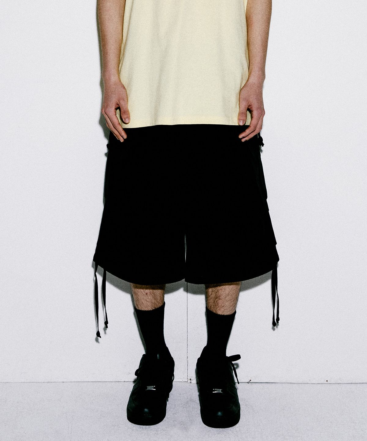 더바이닐하우스(THEVINYLHOUSE) WESTERN CARGO SHORTS BLACK (VH2EMUPA61A)