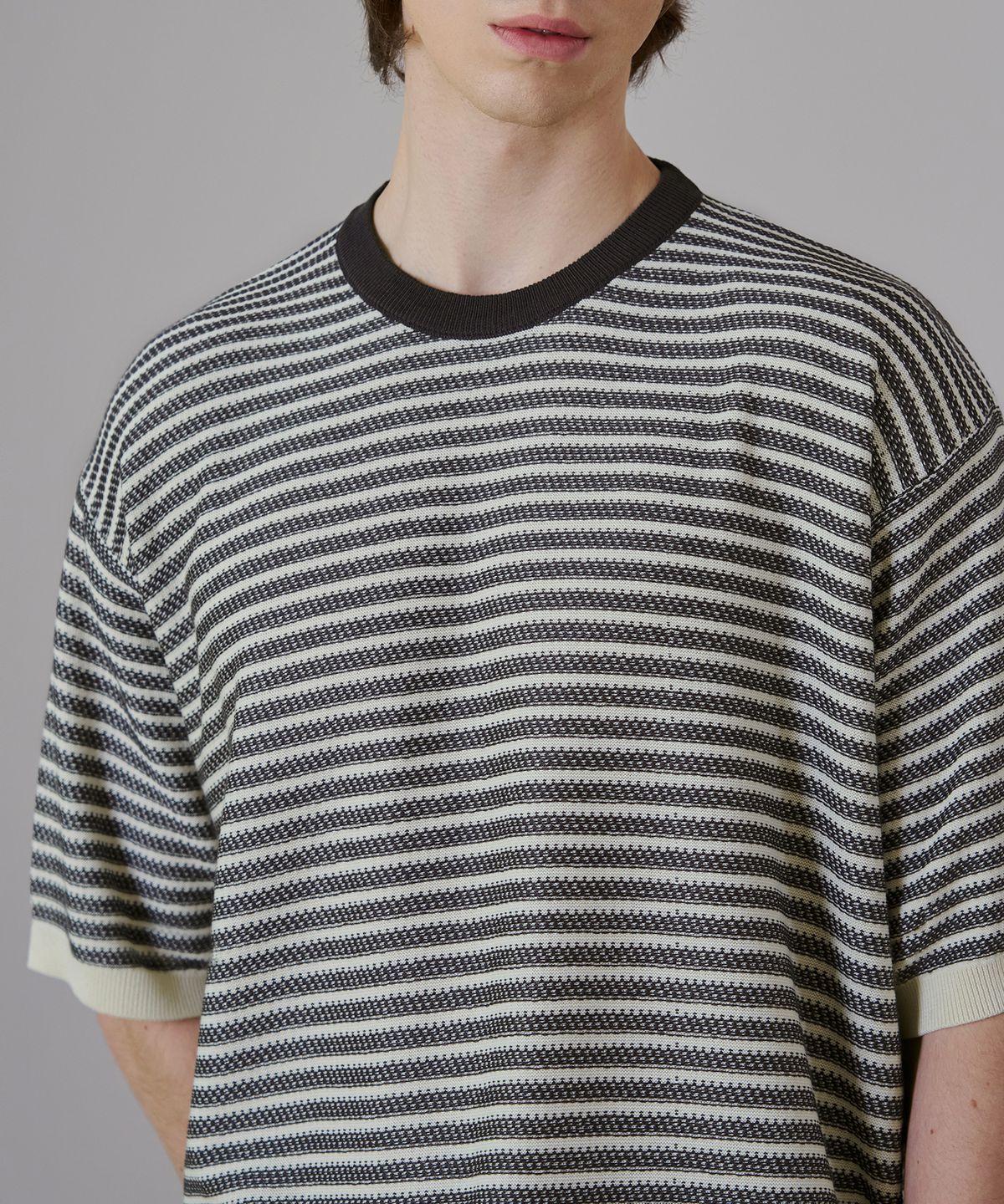 드로우핏(DRAW FIT) 스트라이프 텍스쳐 라인 하프 니트 [D.GREY]