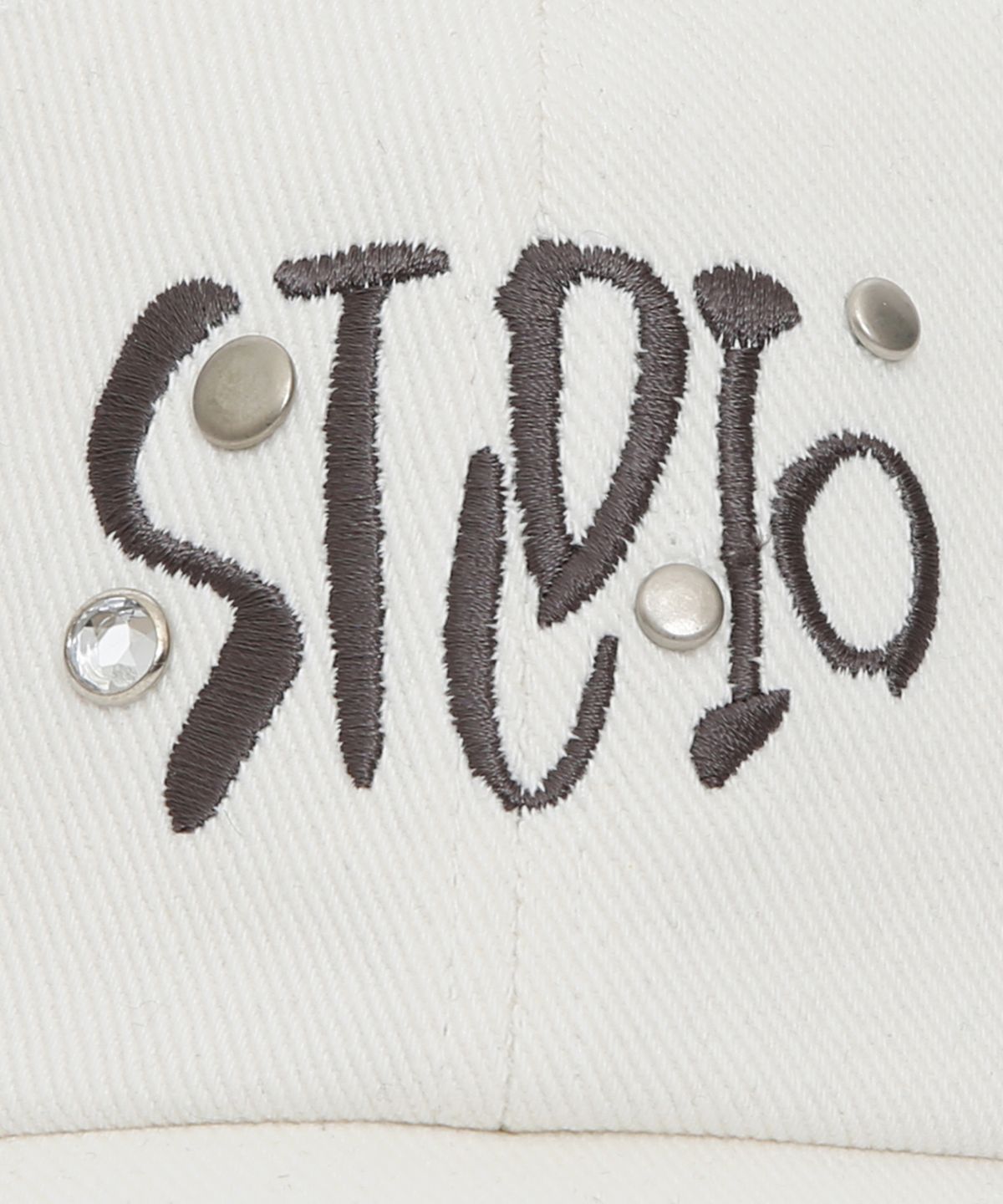 언더컨트롤 스튜디오(UNDERCONTROL STUDIO) 스터드 로고 볼캡 BALL CAP / JEWEL STUD / BATIK CREAM