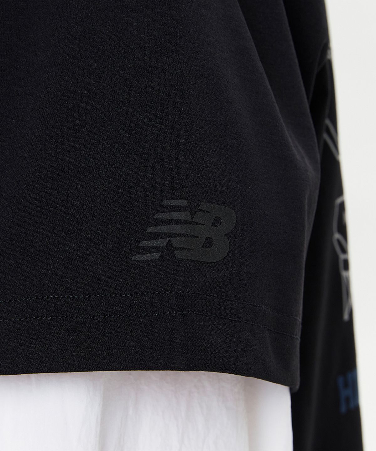 뉴발란스(NEW BALANCE) NBNEGCO303 / UNI FROZEN 캠핑그래픽 반팔티 (BLACK)