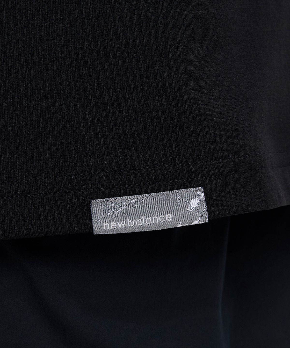 뉴발란스(NEW BALANCE) NBNEGCO303 / UNI FROZEN 캠핑그래픽 반팔티 (BLACK)