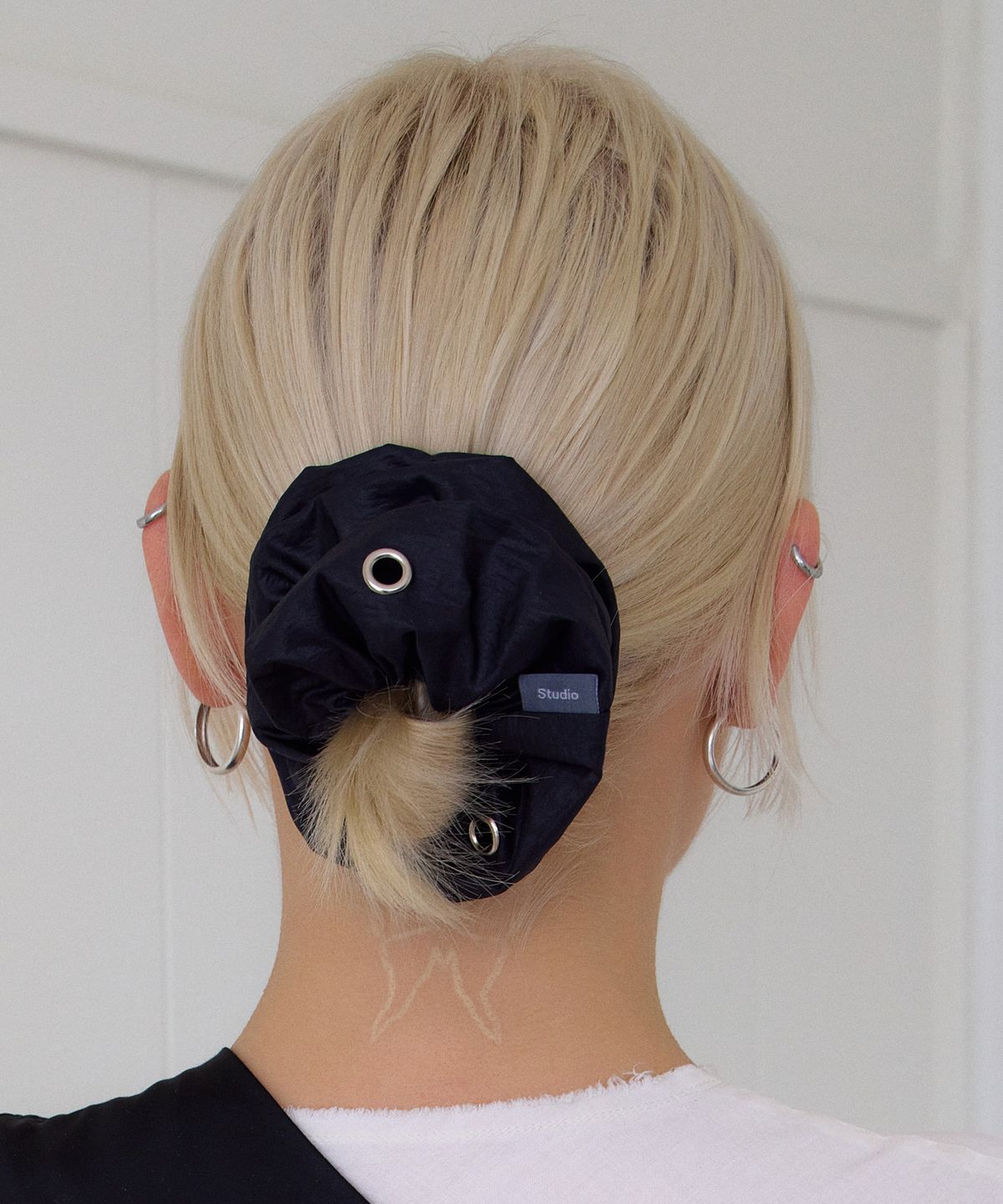 언더컨트롤 스튜디오(UNDERCONTROL STUDIO) 아일렛 스크런치 머리끈 SCRUNCHIE / MID / EYELET / WS / BLACK