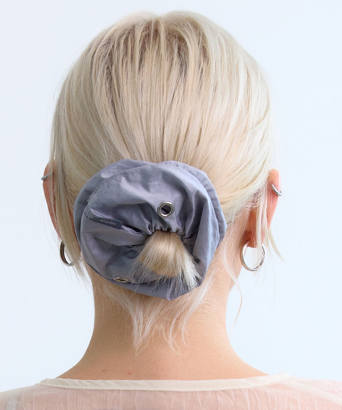 언더컨트롤 스튜디오(UNDERCONTROL STUDIO) 아일렛 스크런치 머리끈 SCRUNCHIE / MID / EYELET / WS / SILVER