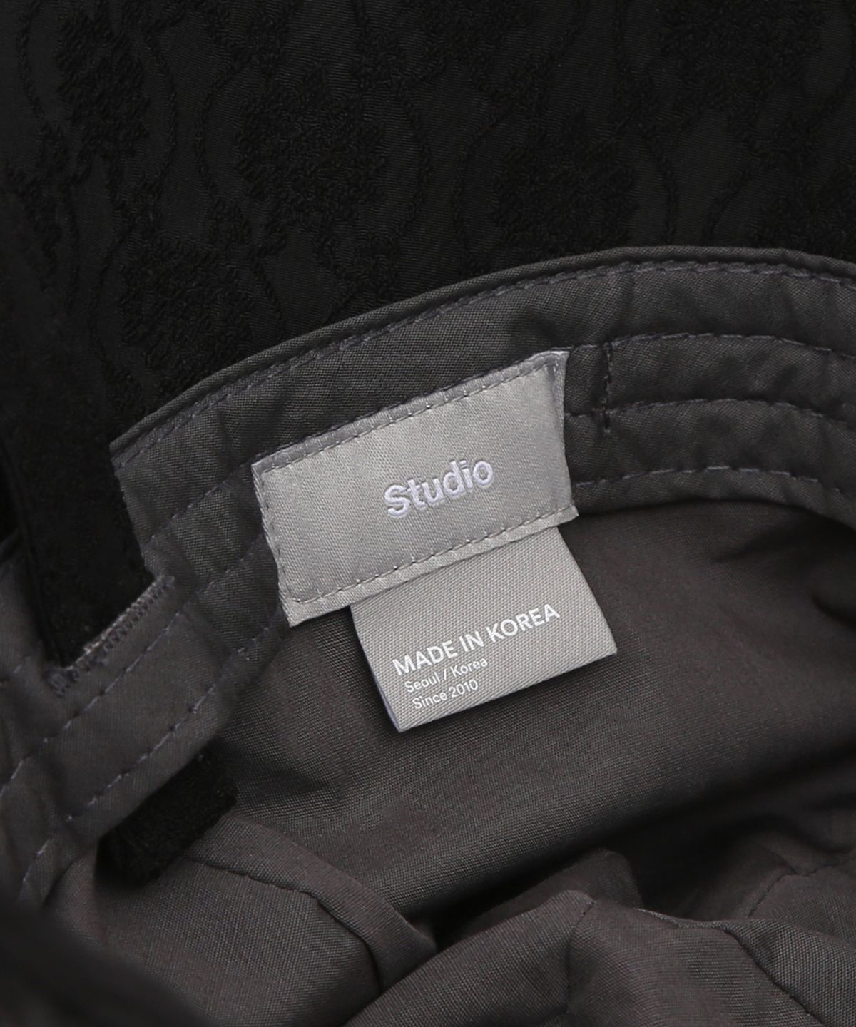 언더컨트롤 스튜디오(UNDERCONTROL STUDIO) 꽃무늬 디테일 탈부착 스트랩 와이드 여성 버킷햇 STRAP BUCKET / FLOWER PATTERN / MONO BLACK