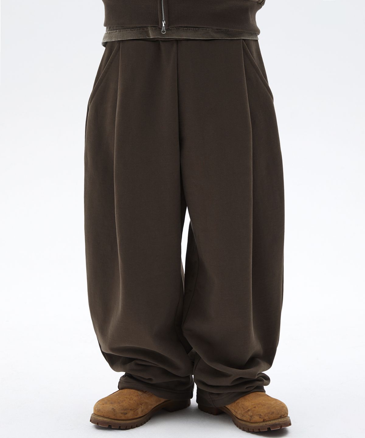 스웨이드(SUADE) TWO TUCK LONG PANTS [BROWN]