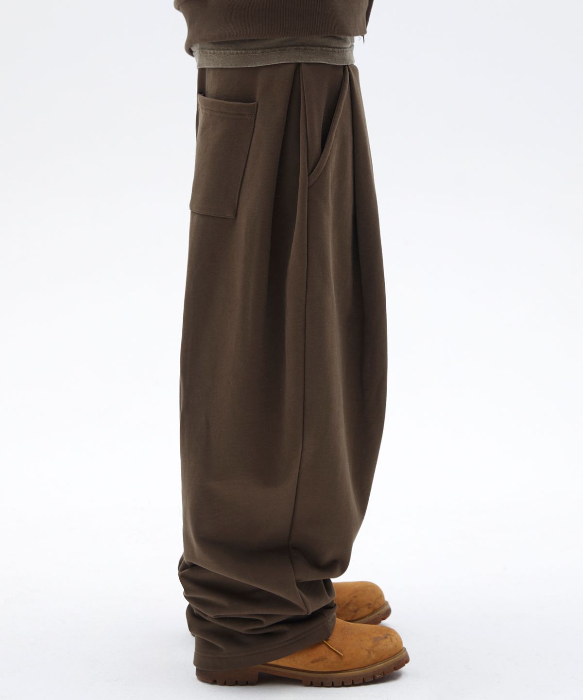 스웨이드(SUADE) TWO TUCK LONG PANTS [BROWN]