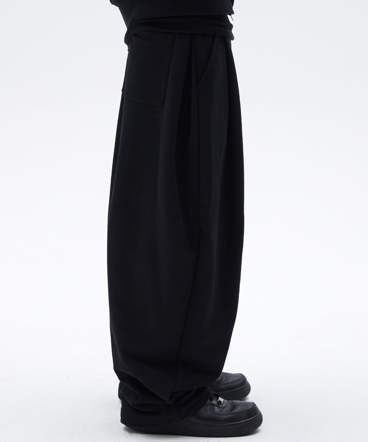스웨이드(SUADE) TWO TUCK LONG PANTS [BLACK]