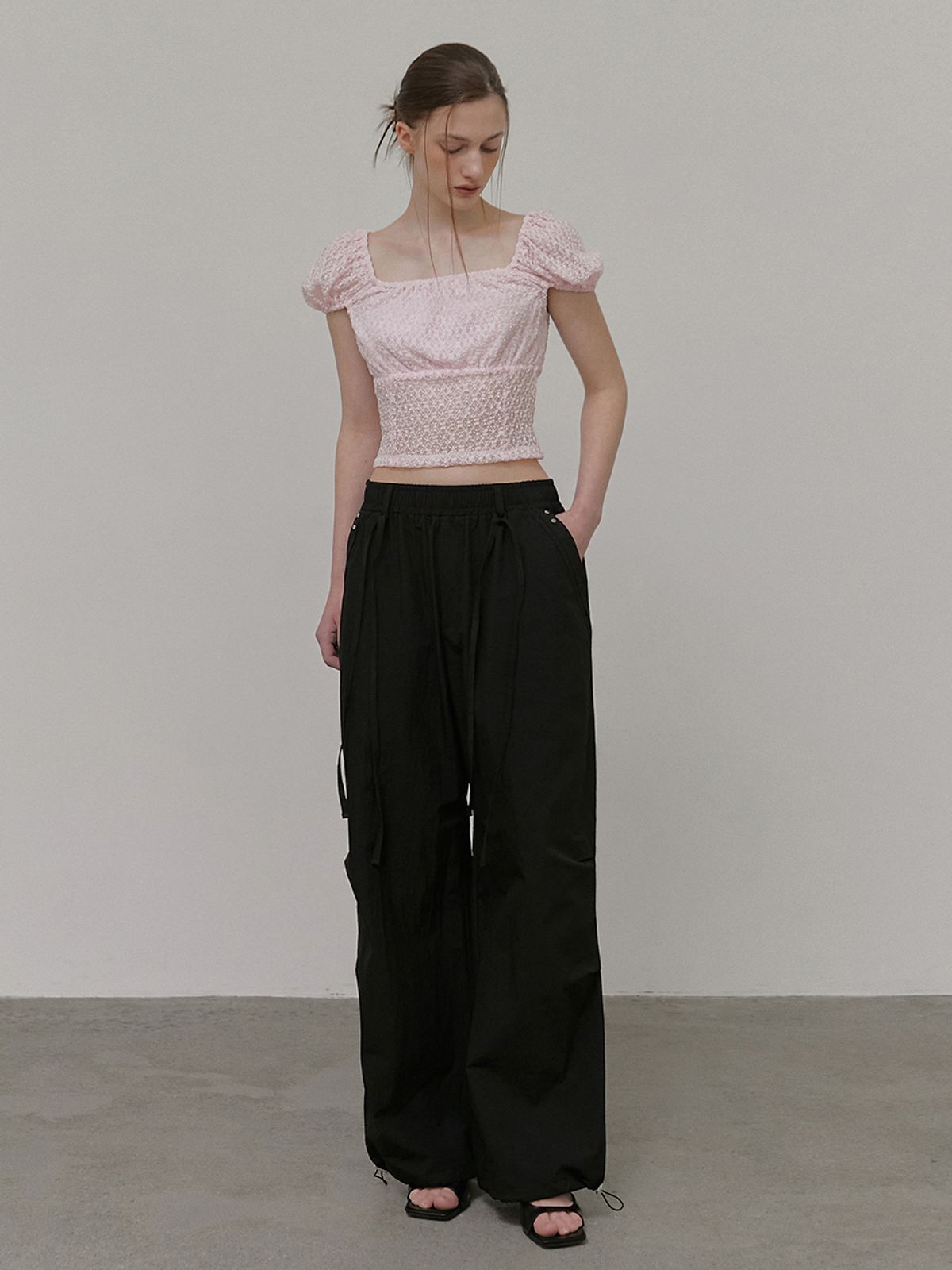 에트몽(ETMON) Strap Pintuck Banding Pants, Black