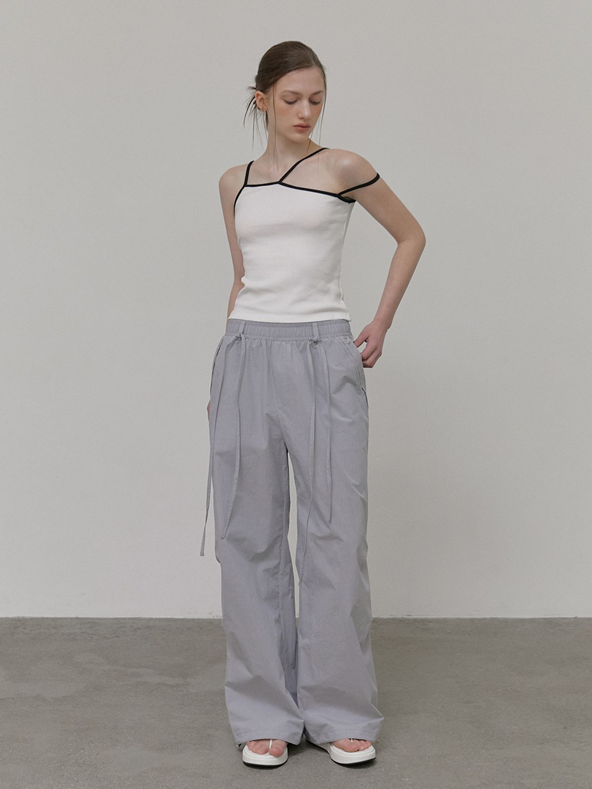 에트몽(ETMON) Strap Pintuck Banding Pants, Sky Grey
