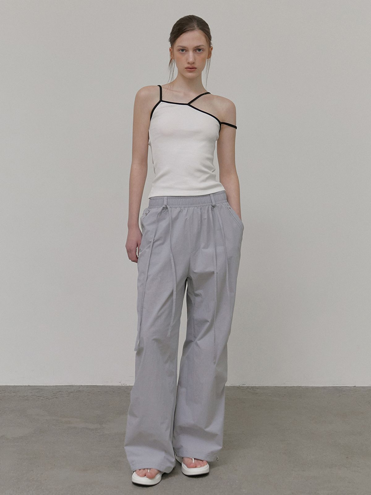 에트몽(ETMON) Strap Pintuck Banding Pants, Sky Grey