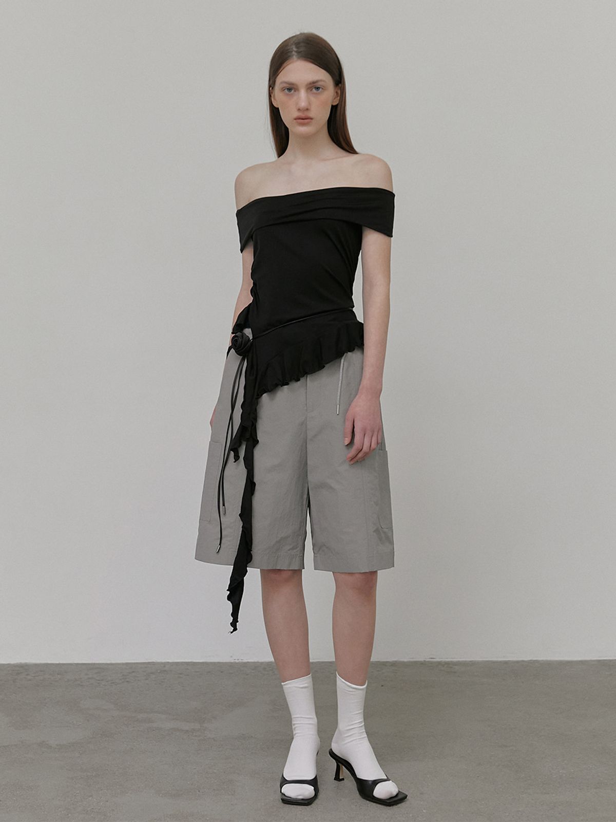 에트몽(ETMON) Frill Off Shoulder T-Shirt, Black