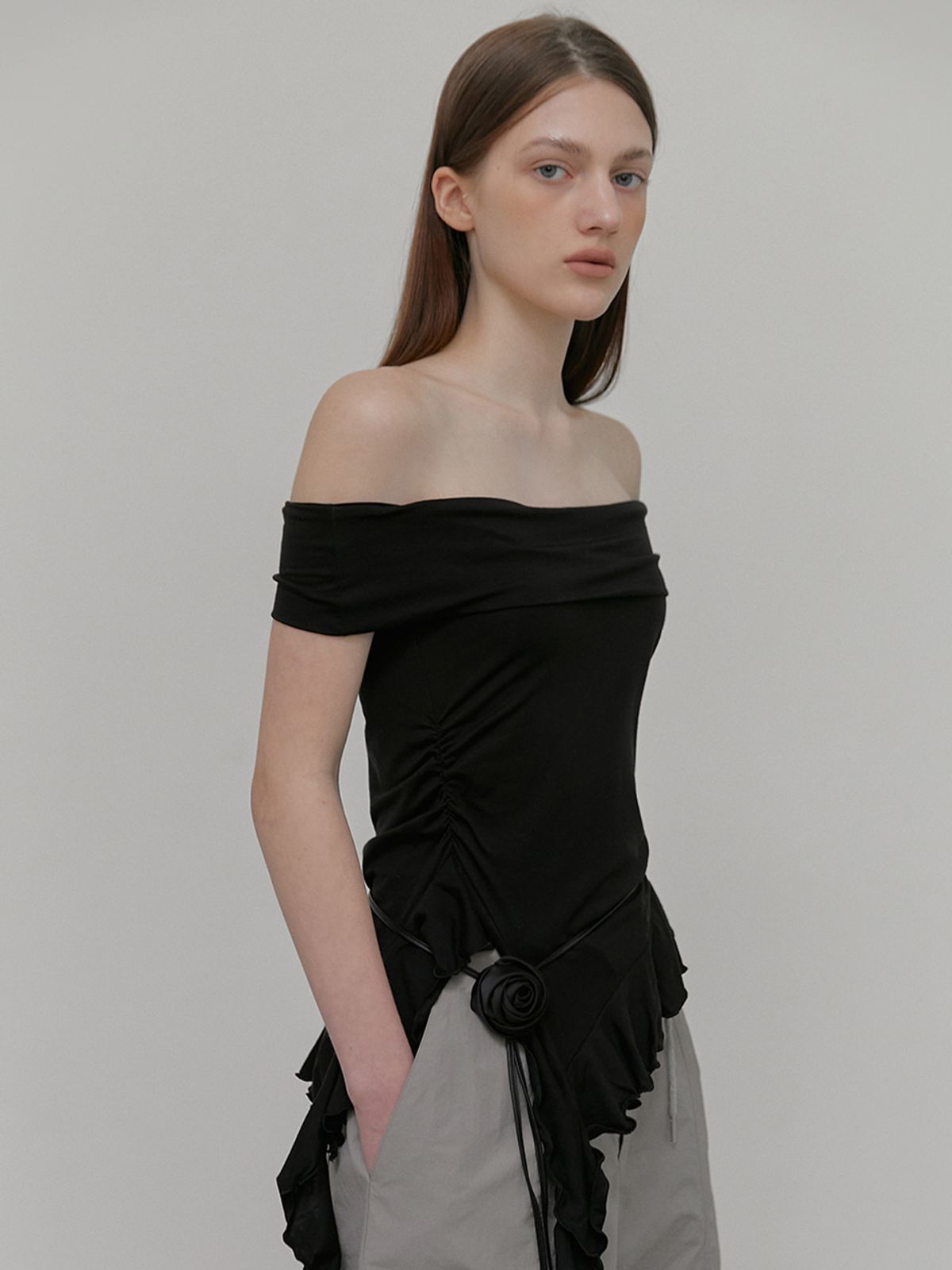 에트몽(ETMON) Frill Off Shoulder T-Shirt, Black