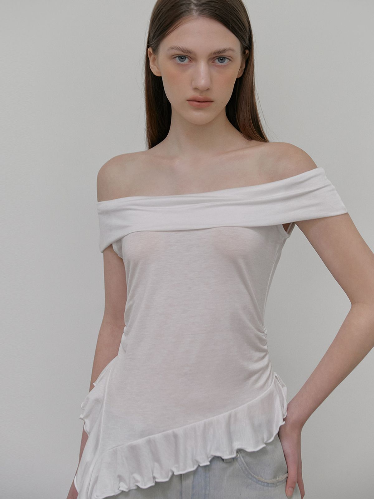 에트몽(ETMON) Frill Off Shoulder T-Shirt, White