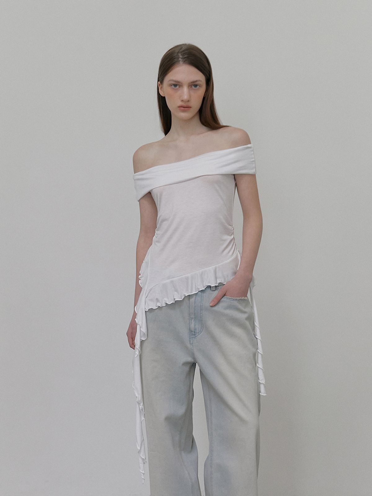 에트몽(ETMON) Frill Off Shoulder T-Shirt, White