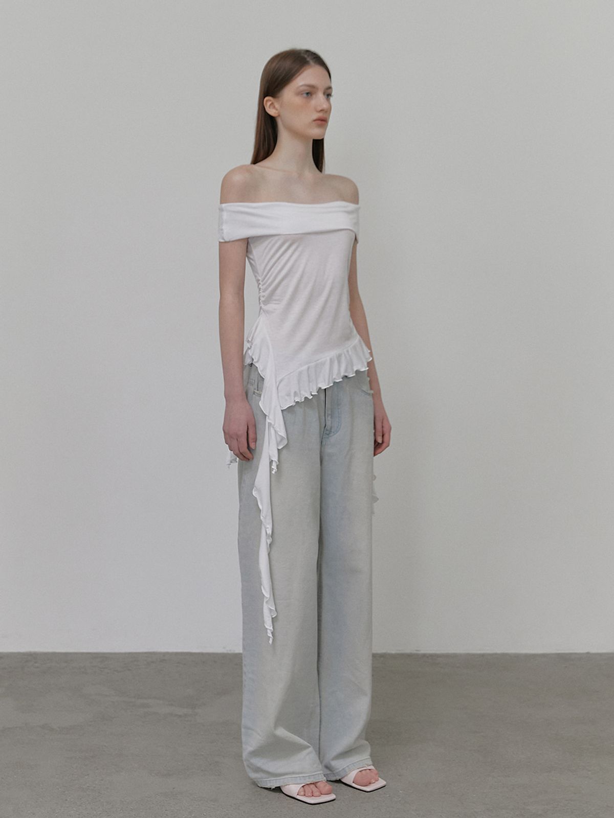 에트몽(ETMON) Frill Off Shoulder T-Shirt, White