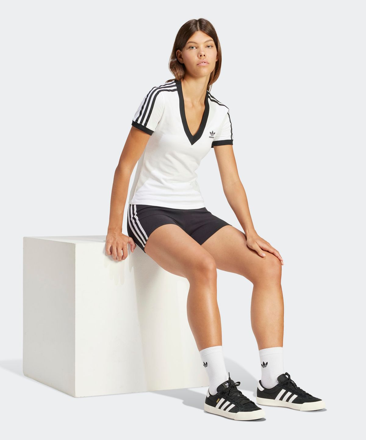 아디다스(ADIDAS) 3S 브이넥 슬림 티 - 화이트 / IR8114