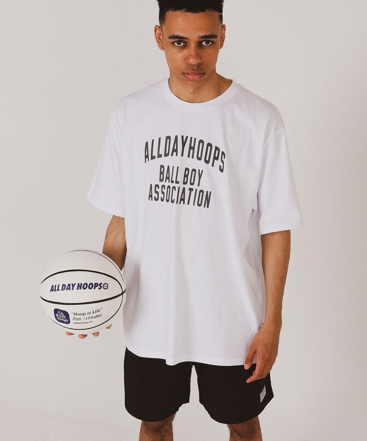올데이훕스(ALL DAY HOOPS) BBA 로고 반팔티 화이트