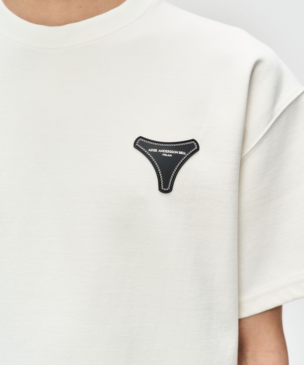 앤더슨벨(ADSB ANDERSSON BELL) 유니섹스 스툴 패치 로고 티셔츠 atb1329u(WHITE)
