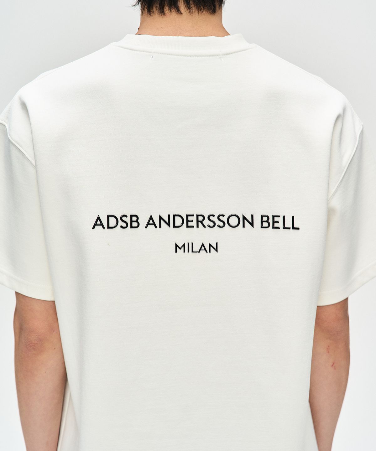 앤더슨벨(ADSB ANDERSSON BELL) 유니섹스 스툴 패치 로고 티셔츠 atb1329u(WHITE)