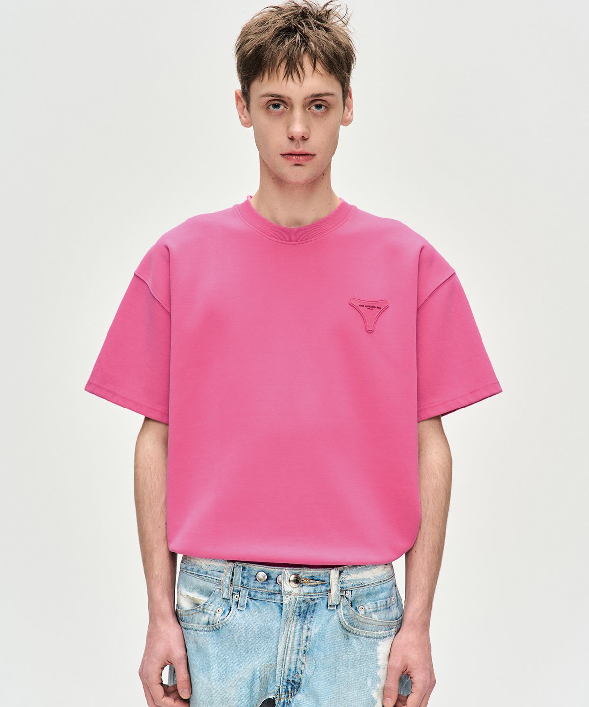 앤더슨벨(ADSB ANDERSSON BELL) 유니섹스 스툴 패치 로고 티셔츠 atb1230u(PINK)