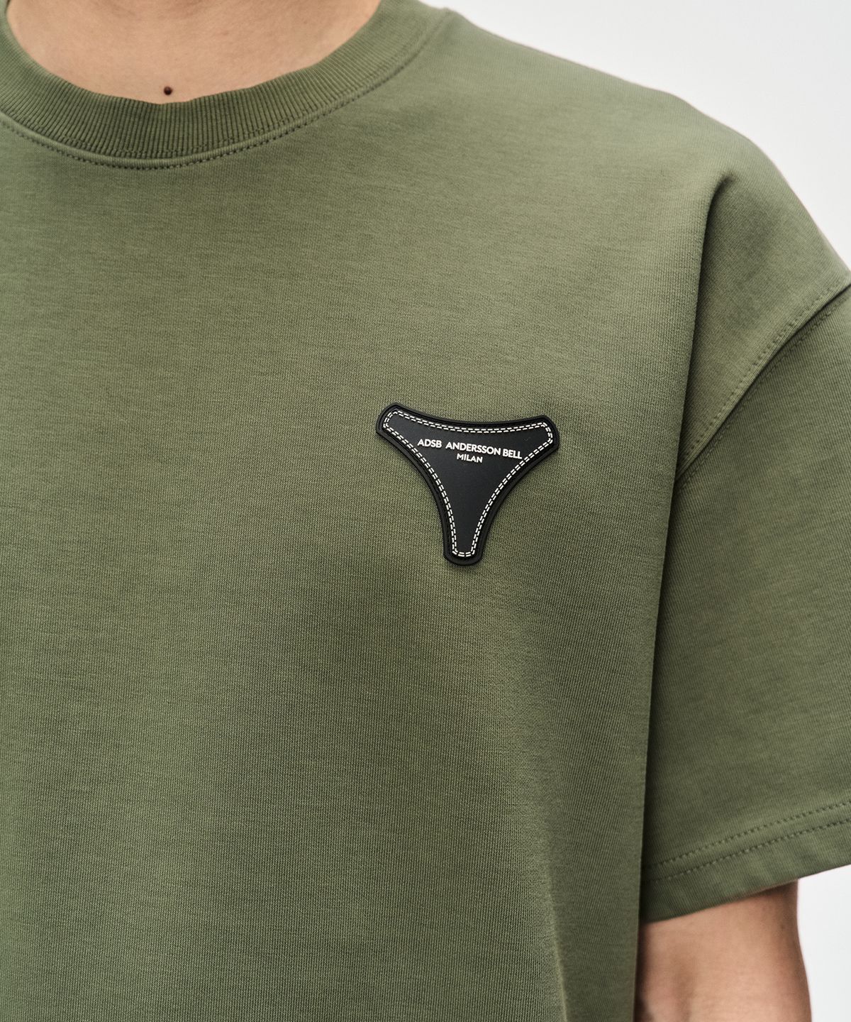 앤더슨벨(ADSB ANDERSSON BELL) 유니섹스 스툴 패치 로고 티셔츠 atb1230u(KHAKI)