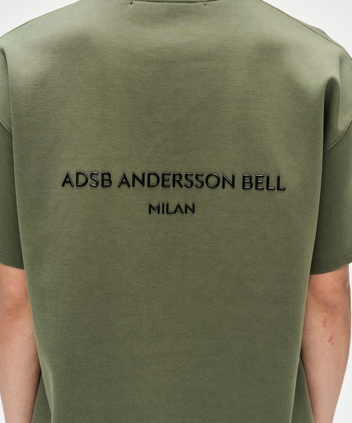 앤더슨벨(ADSB ANDERSSON BELL) 유니섹스 스툴 패치 로고 티셔츠 atb1230u(KHAKI)