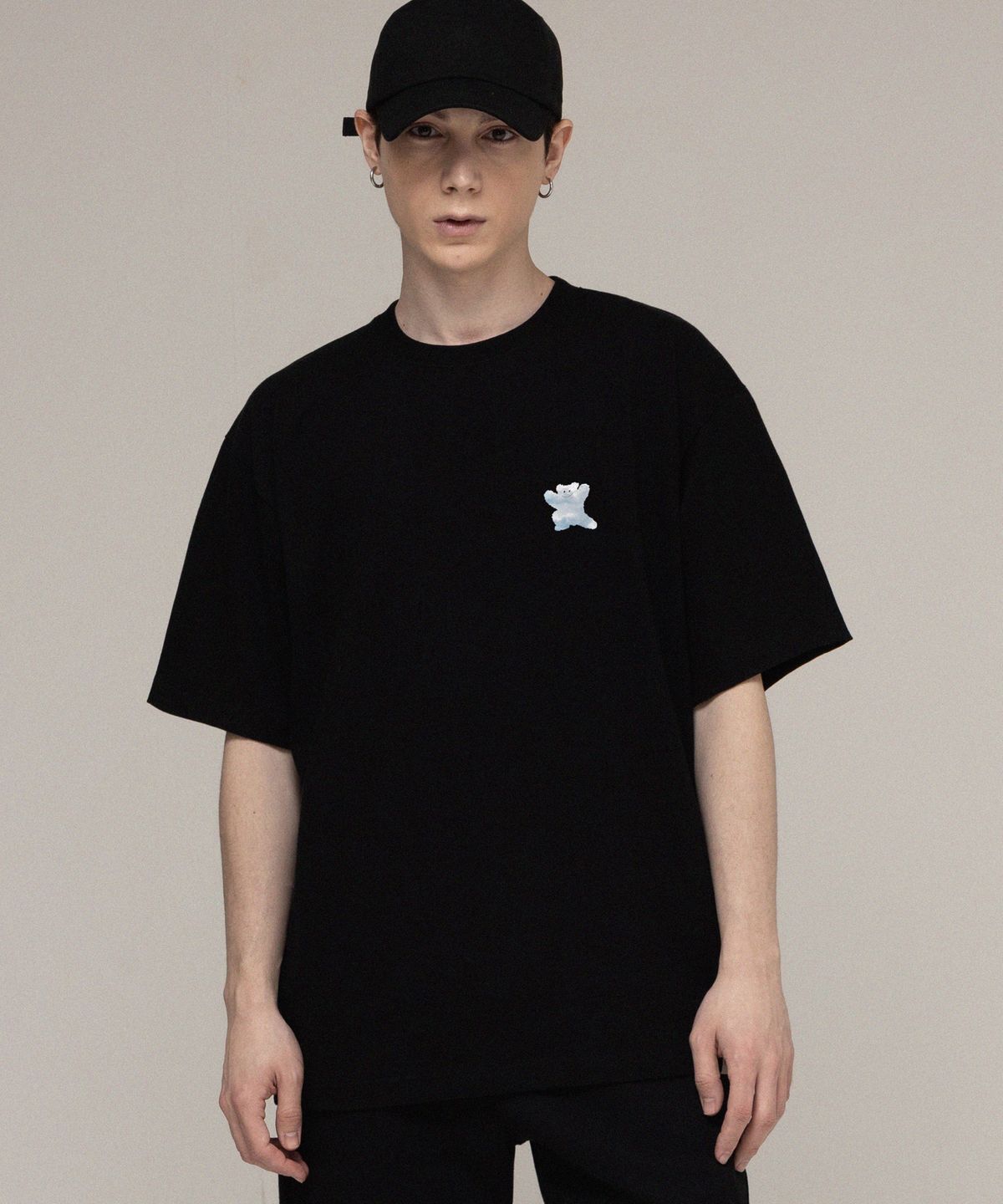 그레이버(GRAVER) [UNISEX]스몰 구름 베어스마일 반팔티_블랙
