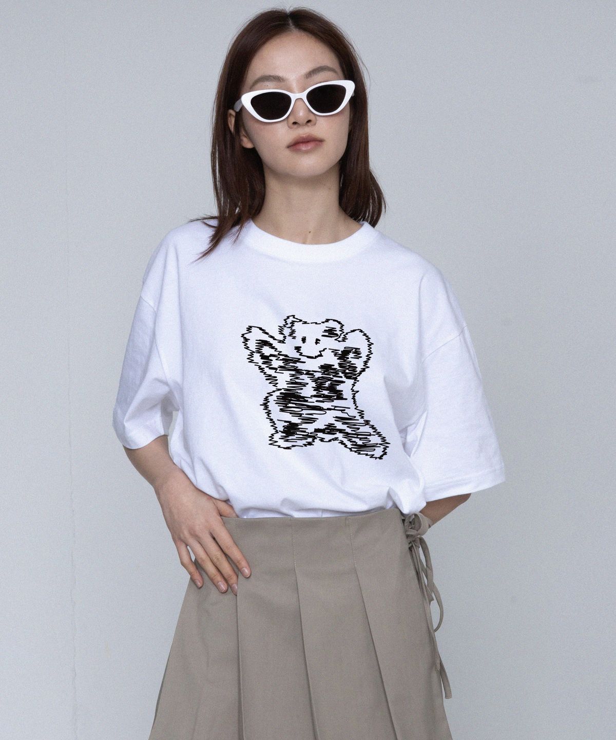 그레이버(GRAVER) [UNISEX]라인 빅 베어스마일 반팔티_화이트