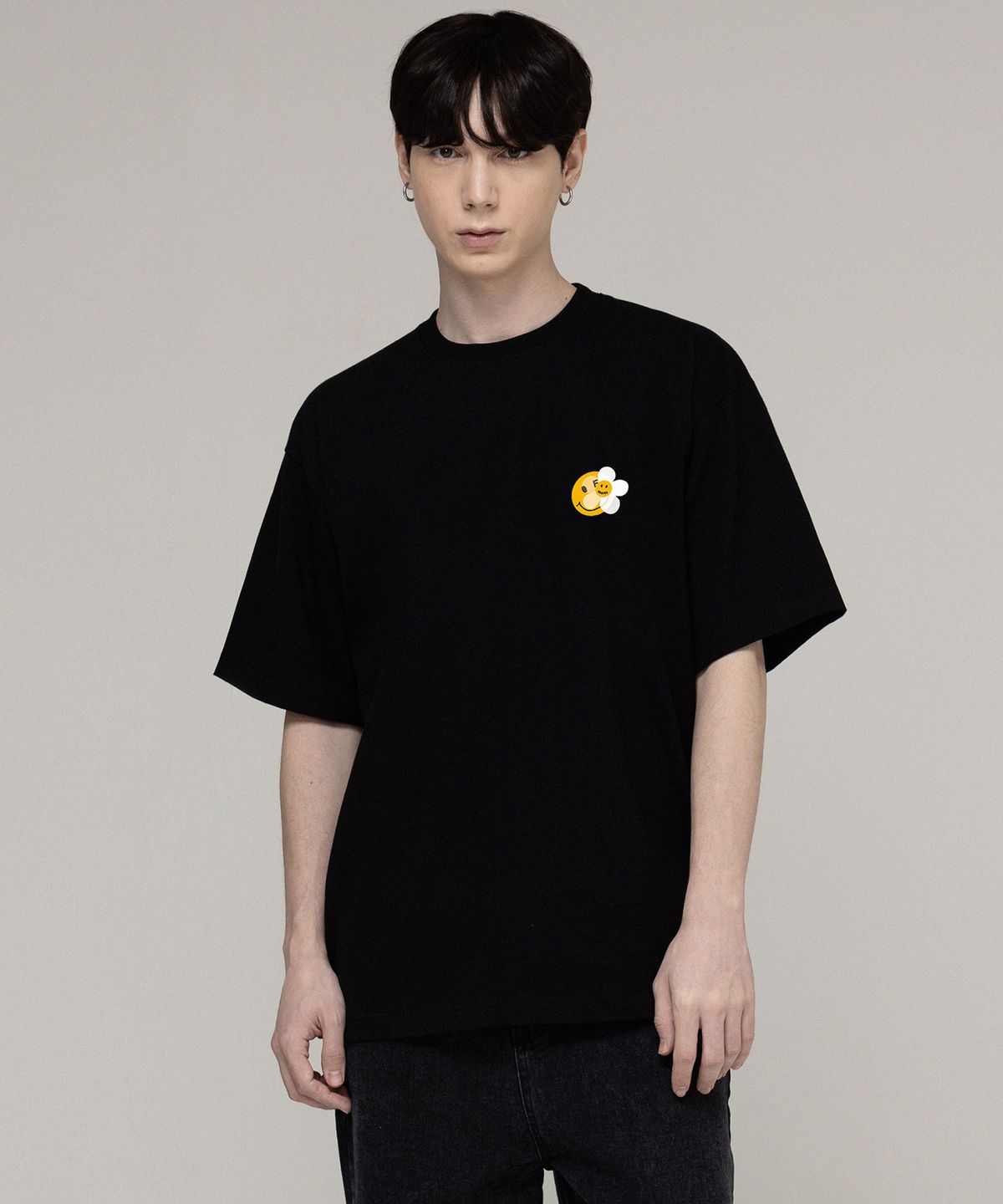 그레이버(GRAVER) [UNISEX]스몰 도트 스마일 플라워 믹스 반팔티_블랙