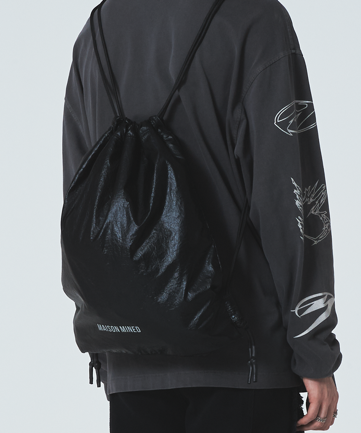 메종미네드(MAISON MINED) GLOSSY GYM SACK BLACK