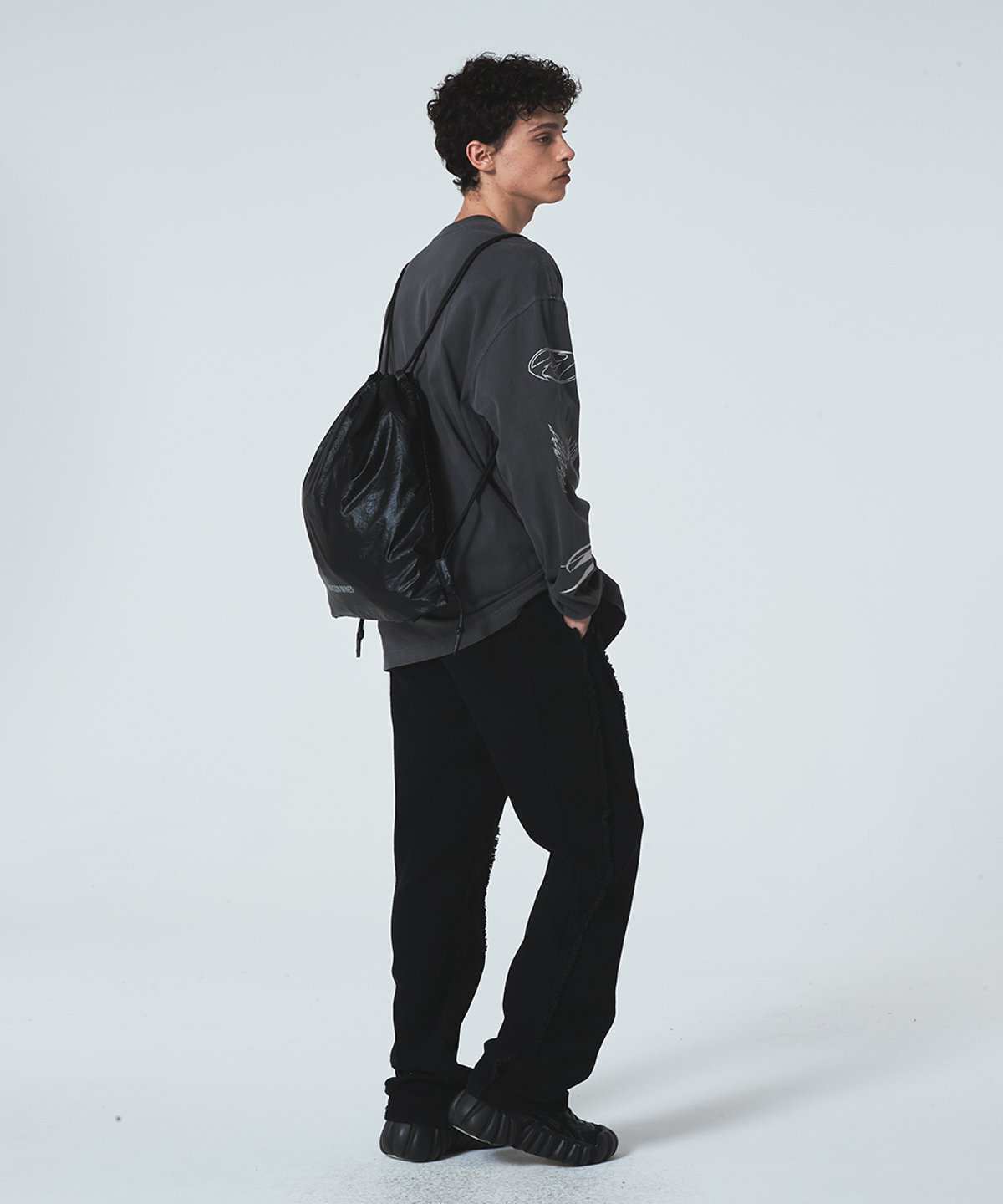 메종미네드(MAISON MINED) GLOSSY GYM SACK BLACK