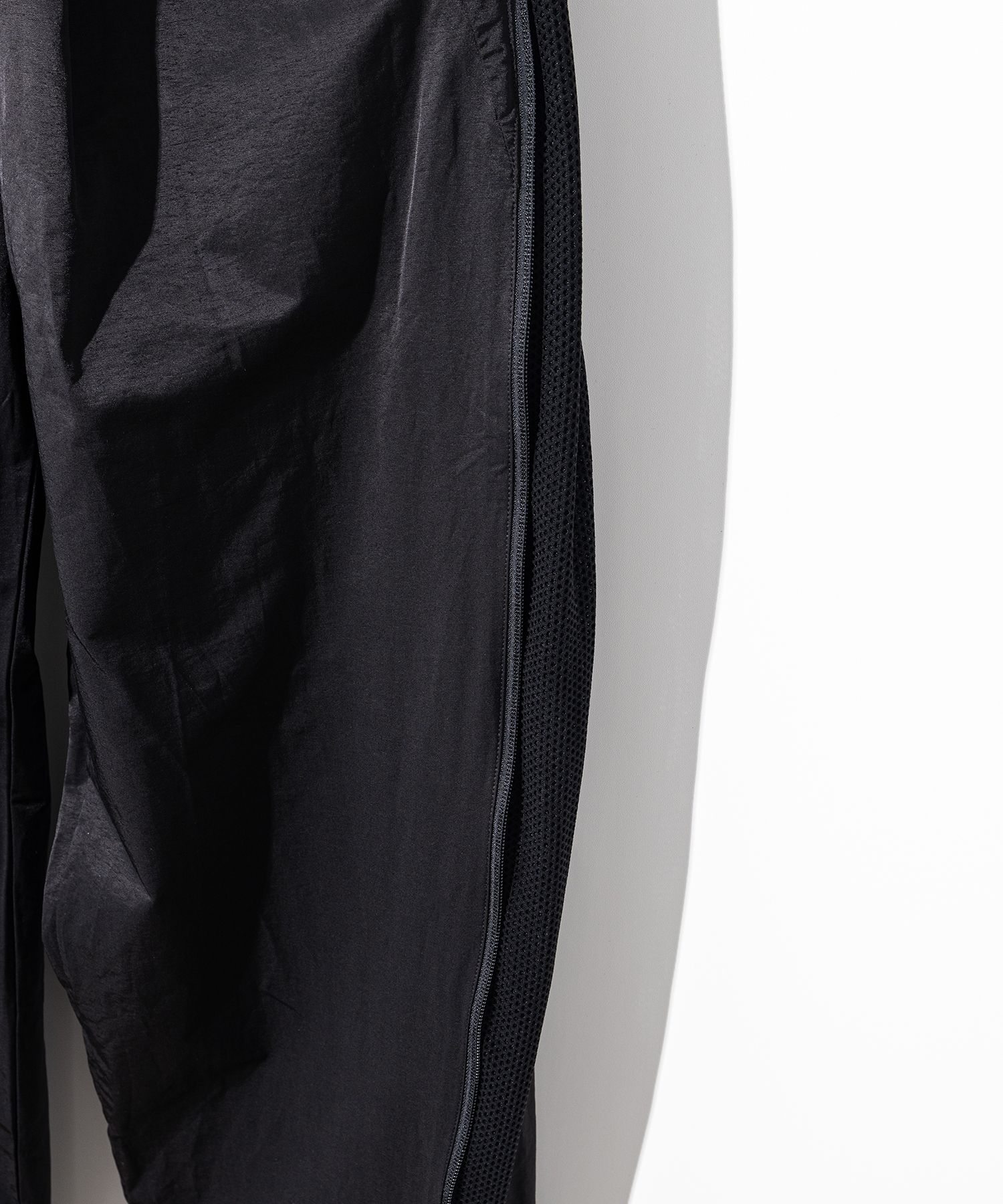 【massnoun】24SS★ CURVED ONE TUCK PLEATS MESH TRACK PANTS massnoun】24SS☆ CURVED ONE TUCK PLEATS MESH TRACK PANTS