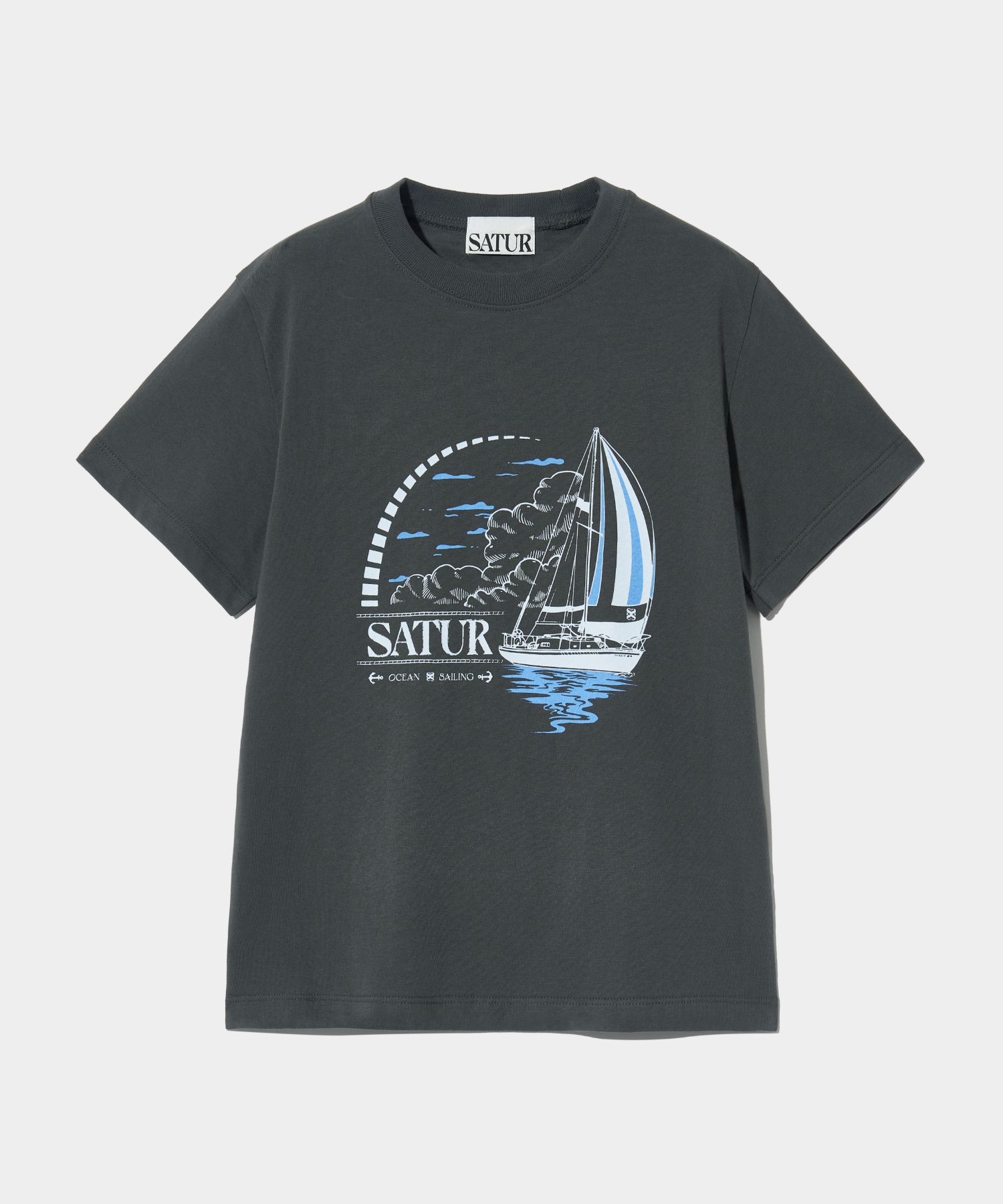 ★韓国の人気★【SATUR】★Sailing Graphic T-Shir.t★関税込★ Satur Logo Voyage T-Shirt - Ivory Orange | ファッション通販