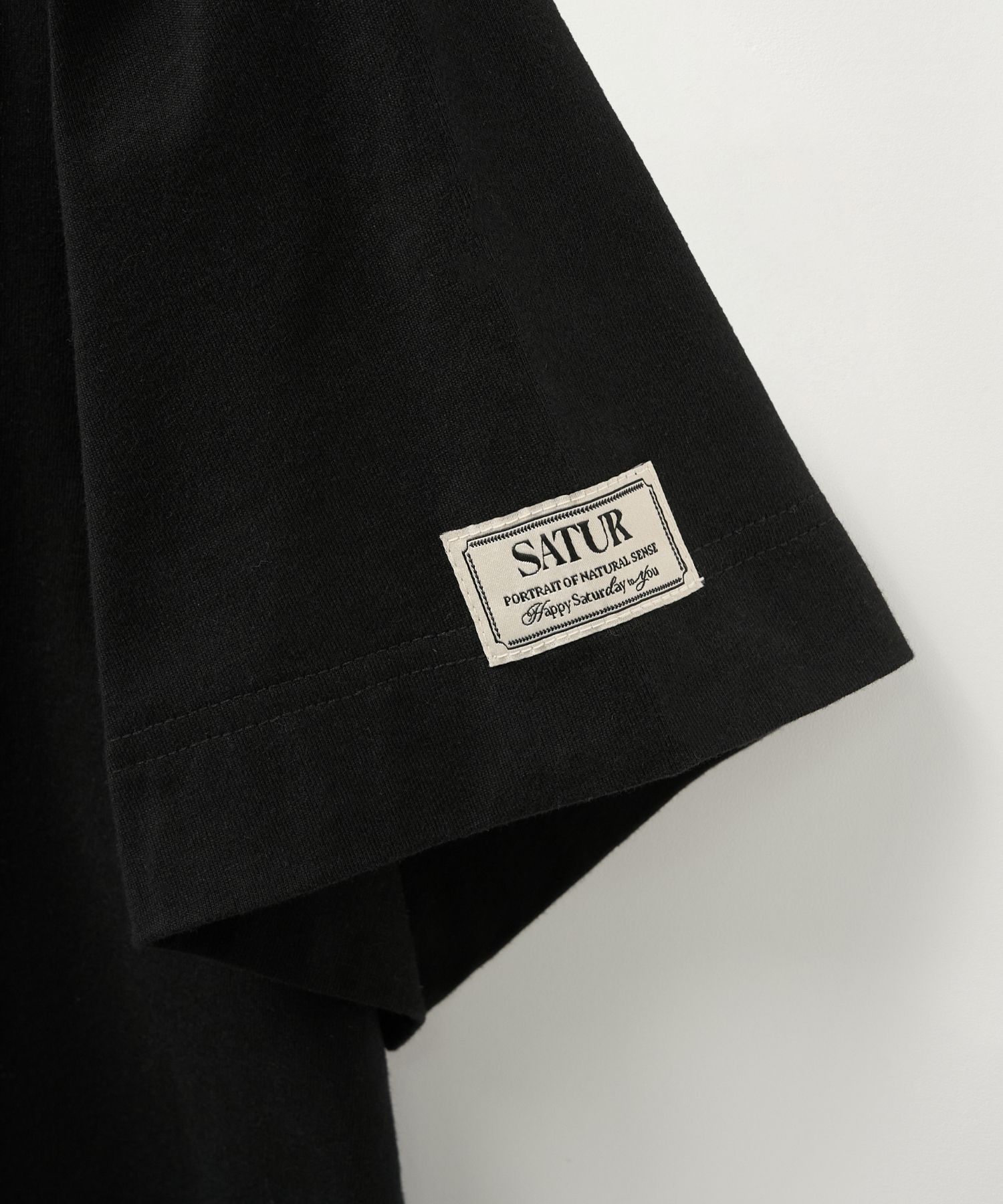 ★人気★【SATUR】★Bon Voyage Raw-Cut Applique T-Shir.t★ MUSINSA | SATUR Bon Voyage Low Cut Applique Short Sleeve T